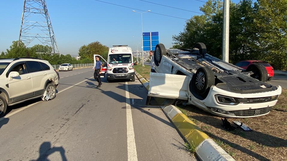 TRAFİK IŞIKLARINDA KAZA: OTOMOBİL TAKLA ATTI