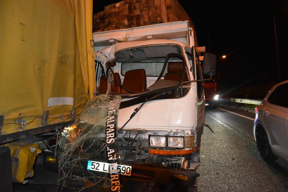 ORDU'DA KERESTE YÜKLÜ KAMYON TIRA ARKADAN ÇARPTI: 1 YARALI KAZADA SAHİL YOLUNDA KİLOMETRELERCE ARAÇ KUYRUĞU OLUŞTU