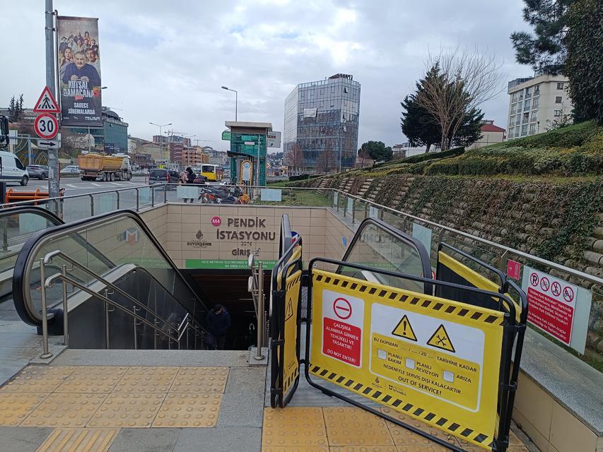 Metroda yürüyen merdiven faciası: Yaşlı kadının parmakları koptu