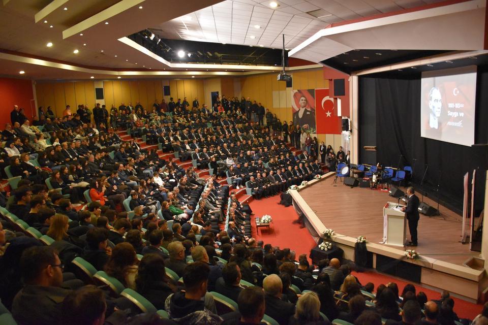 ÖĞRENCİLERİN 'ATATÜRK ORATORYOSU' AYAKTA ALKIŞLANDI