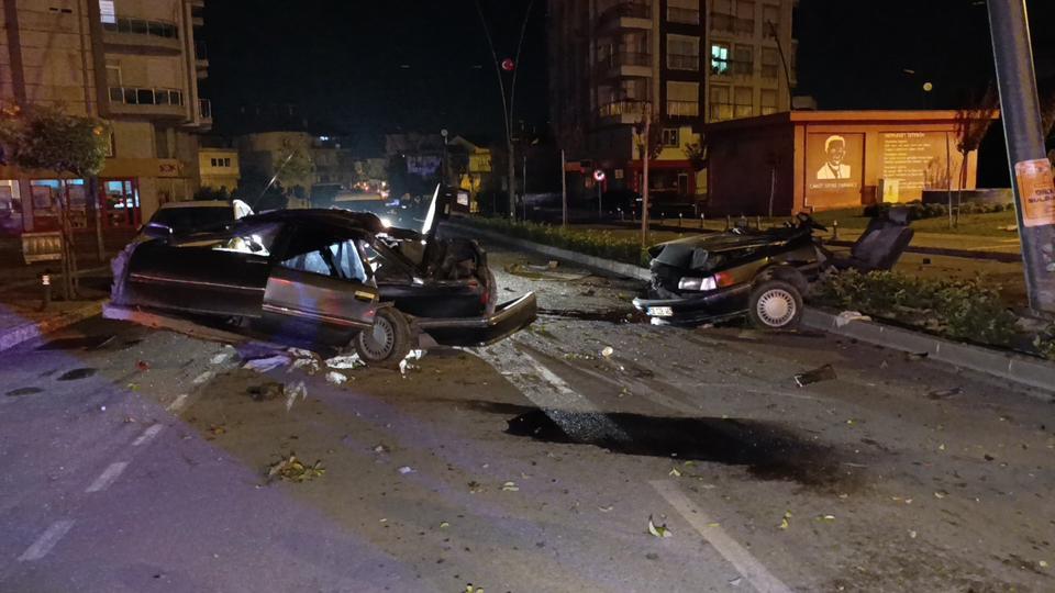 AYDINLATMA DİREĞİNE ÇARPAN OTOMOBİL İKİYE BÖLÜNDÜ 17 YAŞINDAKİ GENÇ KIZ HAYATINI KAYBETTİ FECİ KAZA ANLARI GÜVENLİK KAMERASINA YANSIDI