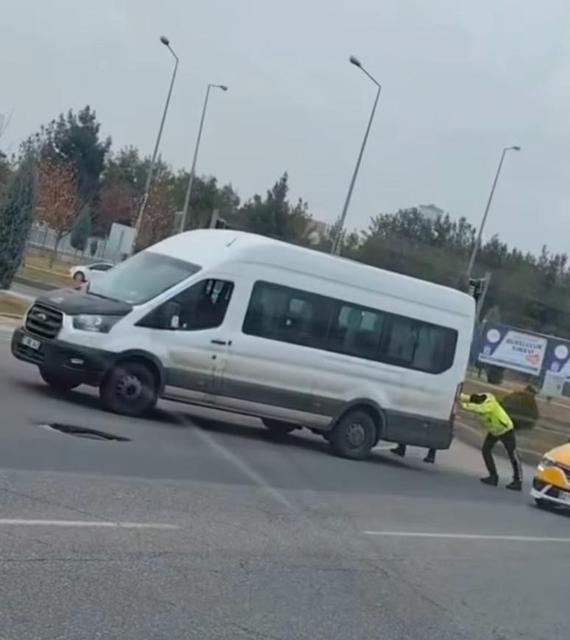 Yolda kalan sürücünün aracını trafik polisi iterek yardım etti