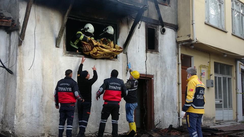 TAVŞANLI'DA AHŞAP EVDE ÇIKAN YANGINDA 1 KİŞİ ÖLDÜ