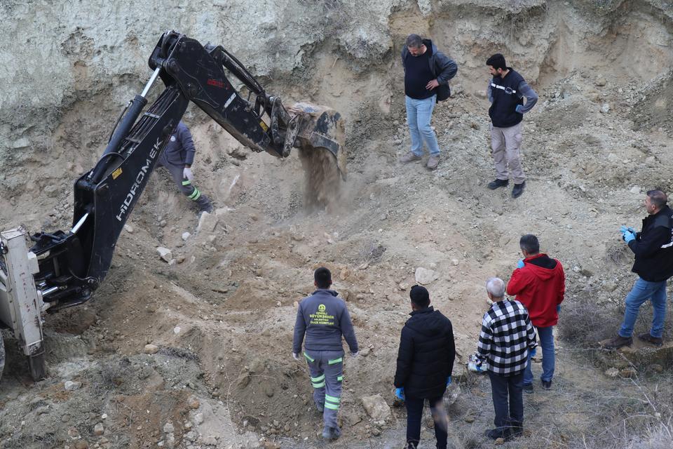 DENİZLİ'DE KAN DONDURAN OLAY; AKSATILAN GEBE KONTROLÜ BEBEĞİN GÖMÜLDÜĞÜNÜ ORTAYA ÇIKARDI 7 AYLIK İKEN BEBEĞİN ÖLÜ DOĞDUĞUNU İLERİ SÜREN SEVGİLİLER, GÖMDÜKLERİNİ İTİRAF ETTİ