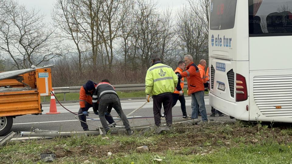 TIRLA ÇARPIŞAN OTOBÜS REFÜJE ÇIKTI: 1'İ AĞIR 15 YARALI