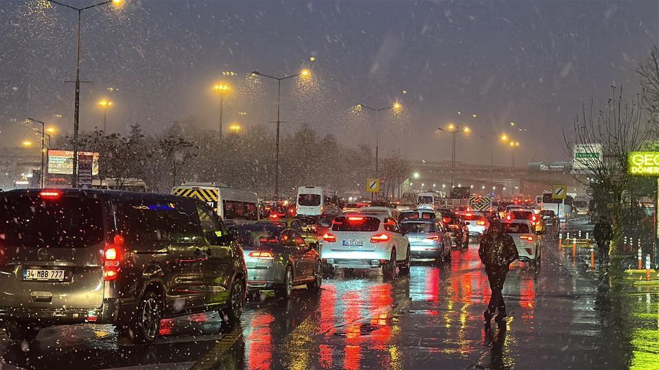 İstanbul'da trafik felç oldu