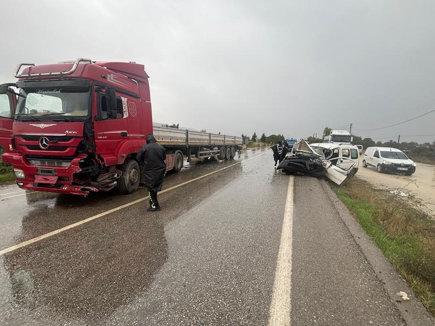 Ödemiş'te tır ile kamyonet çarpıştı: 1 ölü 1 yaralı