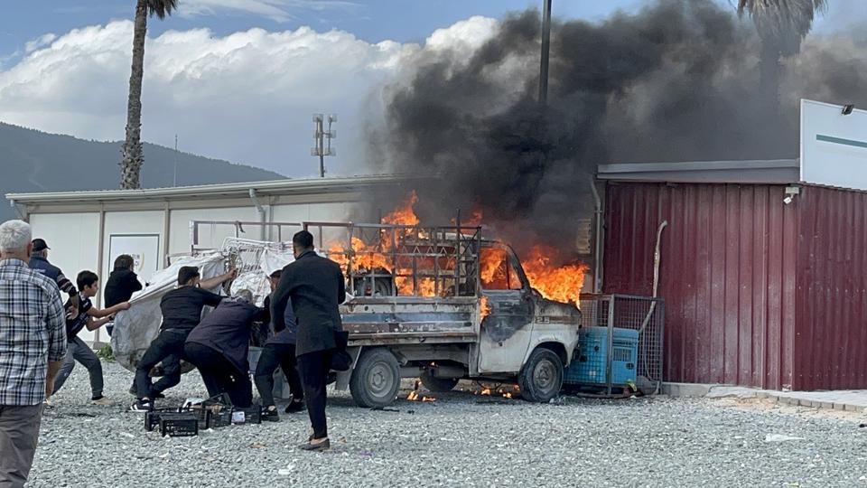 EKMEK TEKNESİ YANMASIN DİYE ALEVLERLE MÜCADELE ETMEYE ÇALIŞTI