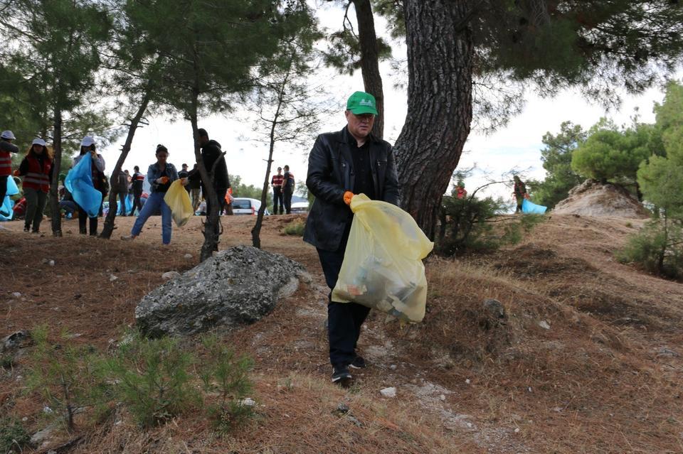 KAVŞİT YAYLASI'NDA ORMANLAR ÇÖPTEN ARINDIRILDI