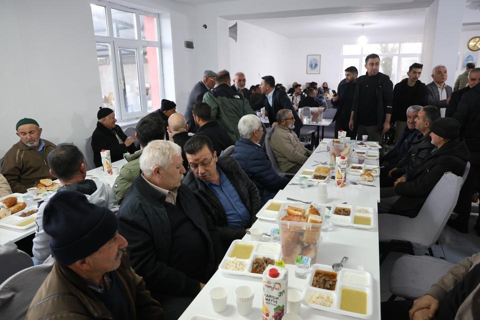 BU KÖYDE İFTAR VAKTİ EVLERDE YEMEK PİŞİRMEK YASAKLANDI KÖY HALKI RAMAZAN AYI SÜRESİNCE TOPLU İFTAR YAPIYOR