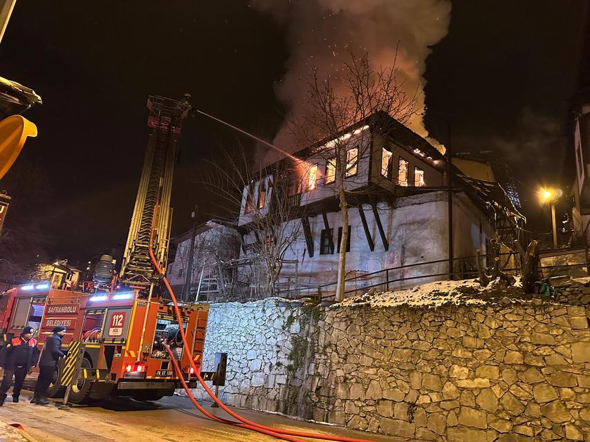 SAFRANBOLU'DA 150 YILLIK TARİHİ KONAK ALEVLERE TESLİM OLDU