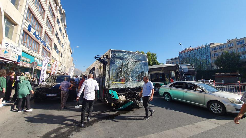 FRENİ PATLAYAN HALK OTOBÜSÜ DEHŞET SAÇTI: 4 YARALI KALDIRIMDAKİ 2 YAYAYA ÇARPAN HALK OTOBÜSÜ 700 METRE SONRA DURABİLDİ DEHŞET ANLARININ KAMERAYA YANSIDIĞI OLAYDA OTOBÜSÜN İÇERİSİNDEN ATLAYAN YOLCU DA YARALANDI