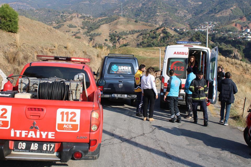 VİRAJI ALAMAYAN KUM YÜKLÜ TRAKTÖR DEVRİLDİ: 1'İ AĞIR 2 YARALI