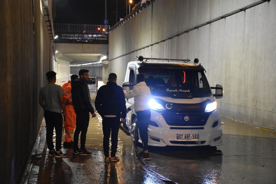 Antalya'da suyla dolan alt geçitte araçta mahsur kalan 3 kişi kurtarıldı