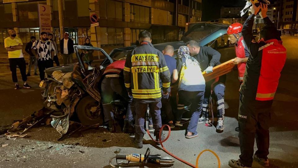 OTOBÜSLE ÇARPIŞAN OTOMOBİLİN SÜRÜCÜSÜ ARAÇ İÇİNDE SIKIŞTI KAYSERİ'DE ZİNCİRLEME KAZA: 1 YARALI