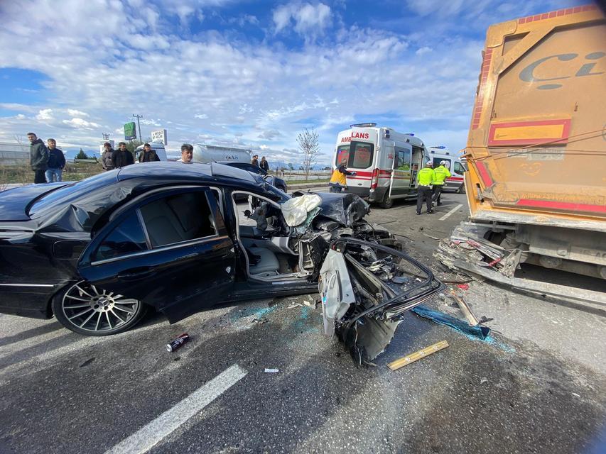 TIRLA ÇARPIŞAN OTOMOBİL HURDAYA DÖNDÜ: 3 YARALI