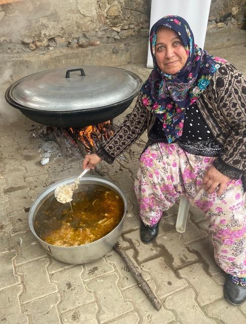 BU KÖYDE HERKES YÜZYILLARDIR RAMAZAN'IN İLK GÜNÜ AYNI YEMEĞİ YİYOR RAMAZAN'IN İLK GÜNÜ HER OCAKTA ÇULLAMA VE YEŞİL MERCİMEK PİŞİYOR