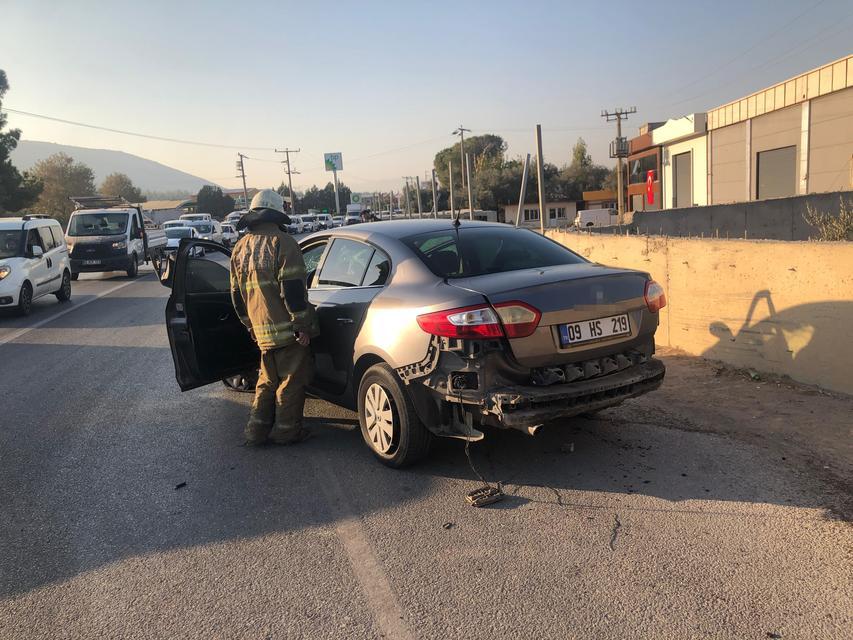 İZMİR'DE SERVİS MİNİBÜSÜYLE OTOMOBİL KAFA KAFAYA ÇARPIŞTI: 1 YARALI