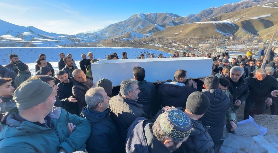 POMPALI TÜFEKLE VURULARAK HAYATINI KAYBEDEN GENÇ GÖZYAŞLARI ARASINDA TOPRAĞA VERİLDİ