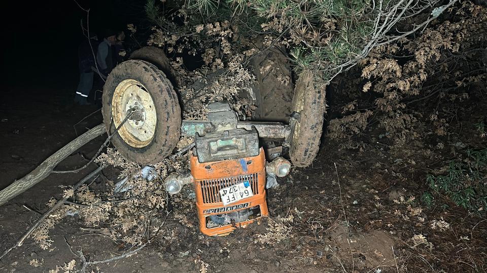 KONTROLDEN ÇIKAN TRAKTÖR ORMANLIK ALANA DEVRİLDİ: 2 ÖLÜ, 2 YARALI