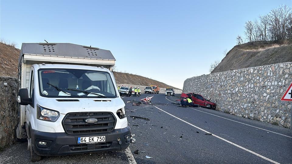 UŞAK'TA OTOMOBİL İLE KAMYONET ÇARPIŞTI: 2 ÖLÜ, 1 YARALI