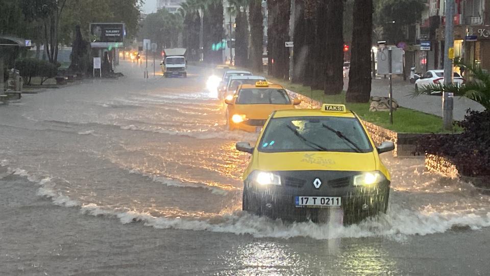 ÇANAKKALE'DE CADDE VE SOKAKLAR GÖLE DÖNDÜ