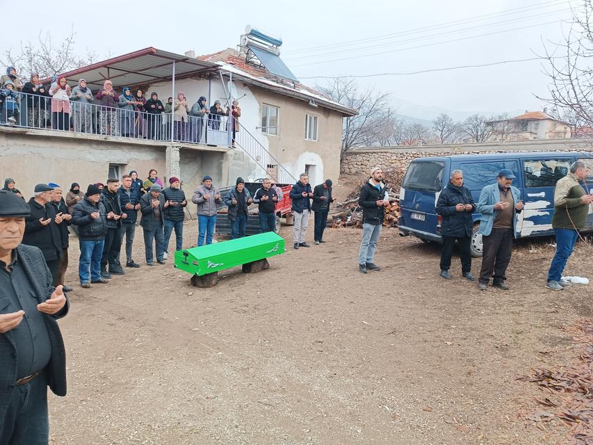 Boş arazide bulunan yaşlı kadının kemikleri toprağa verildi