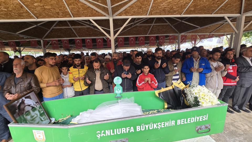 İSTANBUL'DA ÖLDÜRÜLEN KÜÇÜK ŞİRİN ŞANLIURFA'DA GÖZYAŞLARIYLA DEFNEDİLDİ MEZARINA GELİNLİK VE PAPATYALAR BIRAKILDI