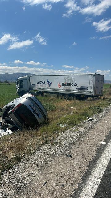 KAZADA BİR AİLE YOK OLDU TIRLA ÇARPIŞAN OTOMOBİLDE ANNE BABA OLAY YERİNDE, ÇOCUKLARA HASTANEDE ÖLDÜ