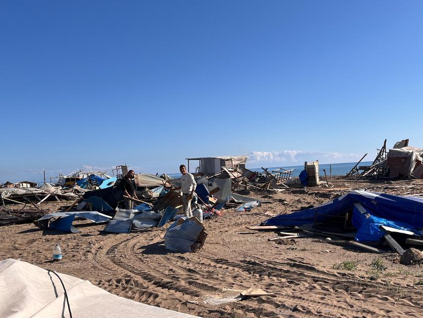 Denize sıfır bedava çardaklar yıkıldı, hurdacılar bölgeye akın etti