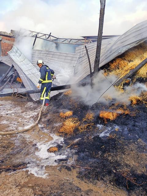 YALVAÇ'TA BESİHANE YANGINI: 17 HAYVAN TELEF OLDU, TONLARCA YEM YANARAK KÜLE DÖNDÜ