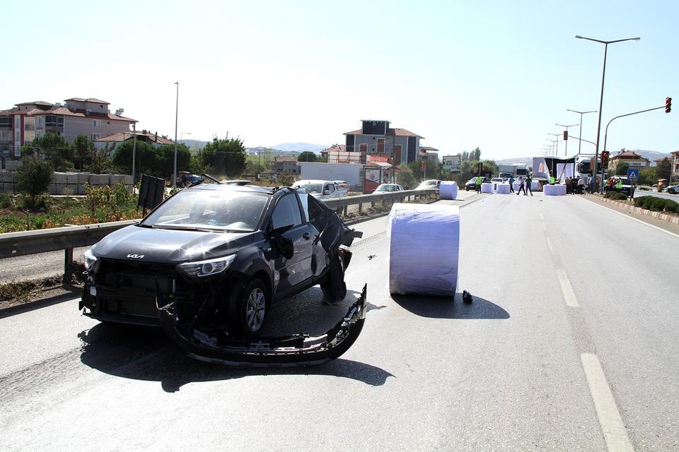 KAĞIT BOBİNİ OTOMOBİLİN ÜZERİNE DÜŞTÜ KULA'DA FACİANIN EŞİĞİNDEN DÖNÜLDÜ