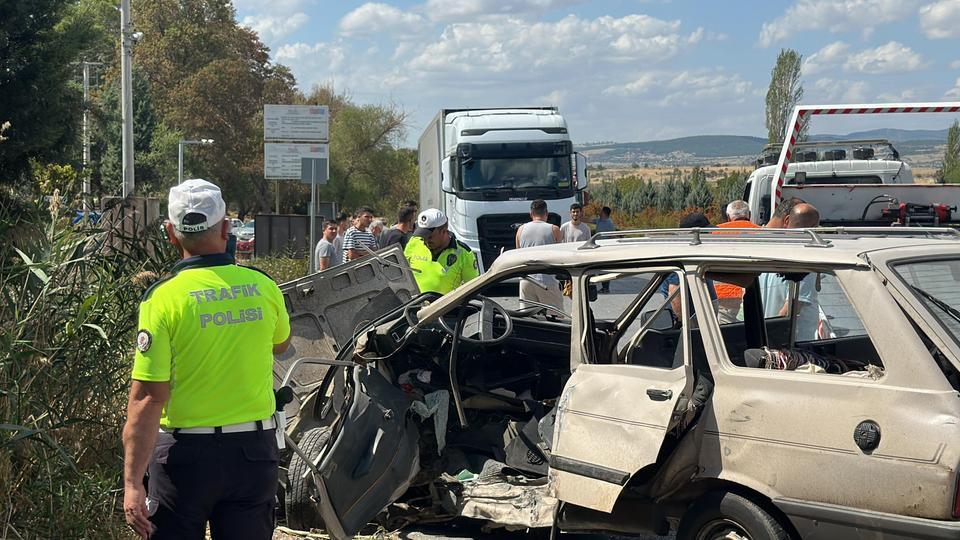 UŞAK'TA OTOMOBİLLER ÇARPIŞTI: 1 ÖLÜ, 4 YARALI