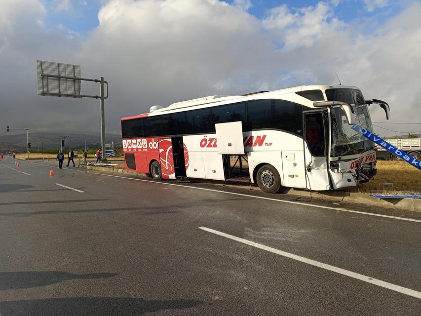 Yolcu otobüsü ile traktör çarpıştı