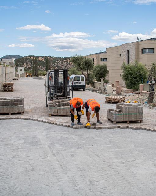 KUŞADASI'NDA YOL YENİLEME ÇALIŞMALARI SÜRÜYOR