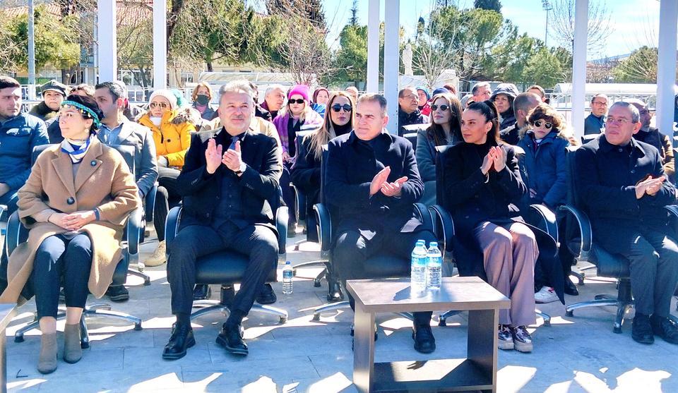 MUĞLA'DA KARADENİZ RÜZGARI: HORON VE ZEYBEK AYNI SAHNEDE MUĞLA'DA HAMSİ ŞÖLENİ 5 TON HAMSİ DAĞITILDI