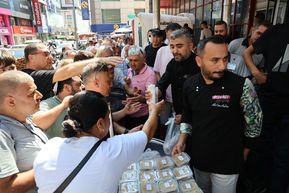 NARİN'İN ANISINA HELVA VE DÖNER DAĞITIMI İZDİHAMA DÖNÜŞTÜ DİYARBAKIR'DA ÖLDÜRÜLEN NARİN ANISINA 500 HELVA VE DÖNER ADANALILARA DAĞITILDI