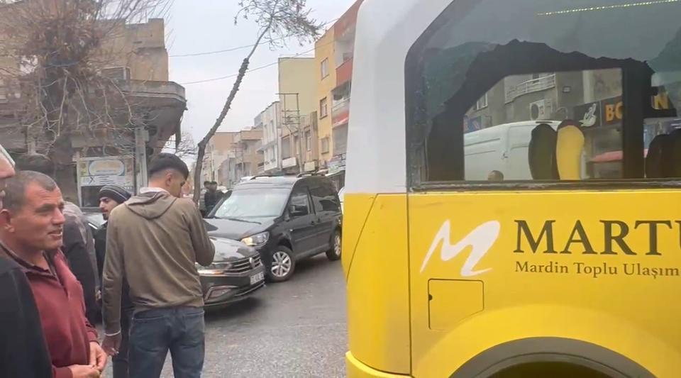 Minibüs ile hafif ticari araç çarpıştı