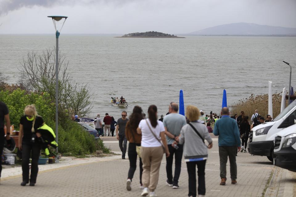 YAREN LEYLEĞİN GELDİĞİ DUYAN, O KÖYE AKIN ETTİ 14 YILLIK DOSTUNU BU YIL DA ZİYARET ETTİ, FİLMLERE KONU OLAN O DOSTLUĞU VATANDAŞLAR YAKINDAN TAKİP ETTİ