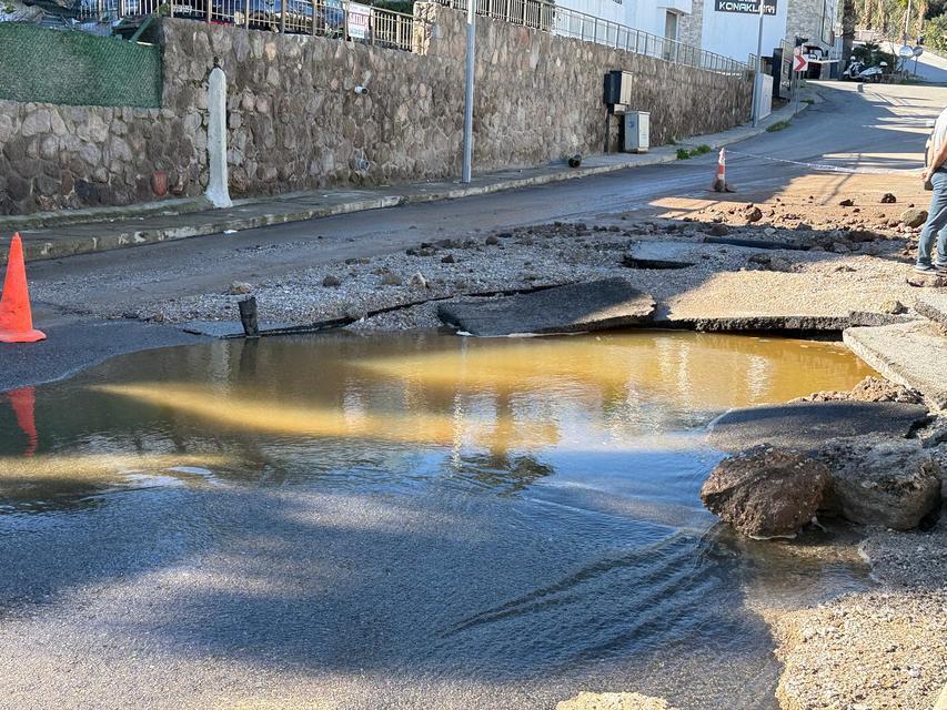 BODRUM'DA ANA SU HATTI BOMBA GİBİ PATLADI