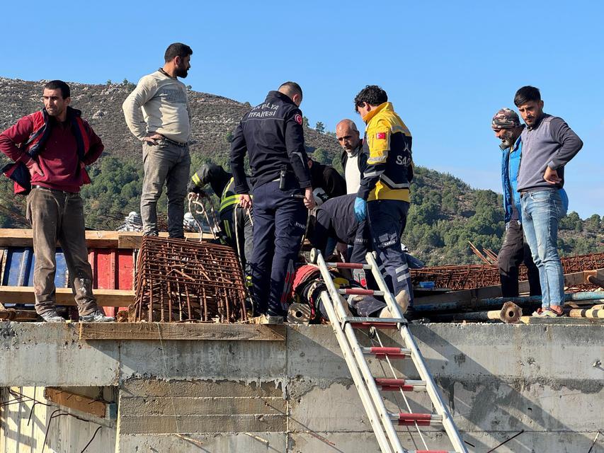 İNŞAAT HALİNDEKİ BİNADA KALIPLAR GÖÇTÜ: 3 İŞÇİ YARALANDI