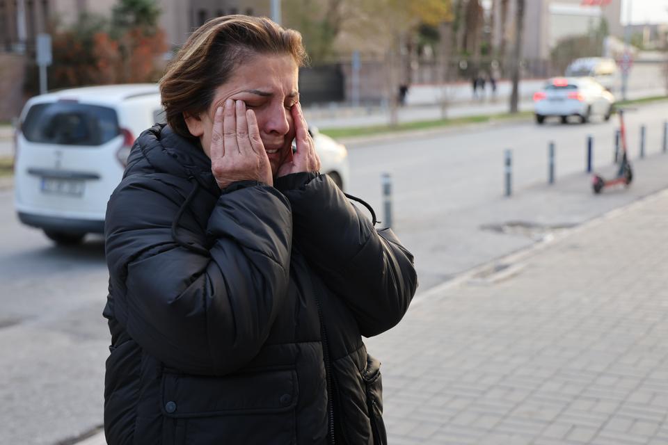 "İNTİHAR" DENİLEN OLAY KADIN CİNAYETİ ÇIKTI: AİLENİN ŞÜPHESİ OYUNU BOZDU BİRLİKTE YAŞADIĞI KADINI ÖLDÜRÜP, CANİCE PLANLA İNTİHAR SÜSÜ VERMİŞ AVUKAT LEVENT KAHYA: "TÜM BİLİMSEL VERİLERLE ATILI SUÇUN İŞLENDİĞİ ORTAYA ÇIKTI" ANNE NURİYE BÖLÜKBAŞ: "BENİM ÇABAM ADALETİN YERİNİ BULMASI, CANİLERİN ELİNİ KOLUNU SALLAYARAK OCAKLARA ATEŞ DÜŞÜRMESİNLER"