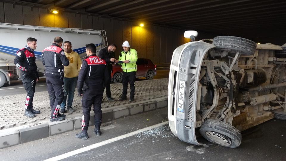 Otomobil ile çarpışan hafif ticari araç devrildi: 2 yaralı