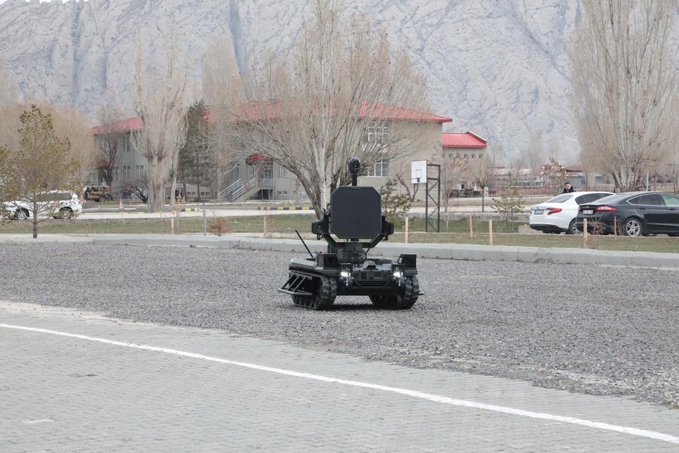 İNSANSIZ KARA ARACI ASLAN'IN TANITIMI YAPILDI