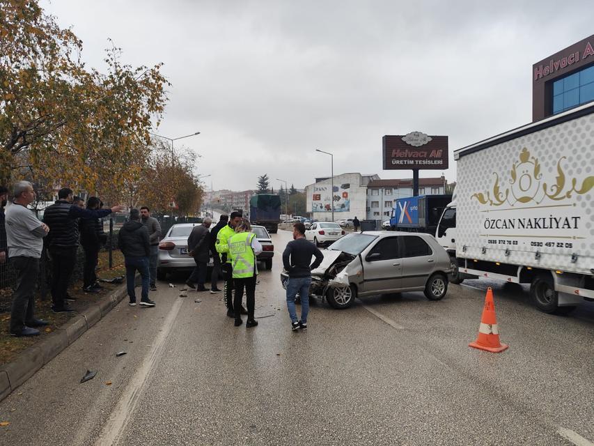 Zincirleme kazada 1’i bebek 3 kişi yaralandı