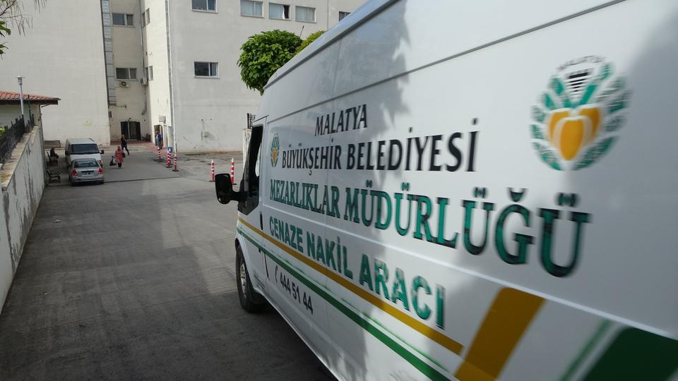 BOŞANMA AŞAMASINDAKİ EŞİ TARAFINDAN VURULAN KADIN ÖLDÜ KIZININ CENAZESİNİ SON BİR KEZ GÖRMEK İSTEYEN BABANIN FERYADI YÜREK DAĞLADI