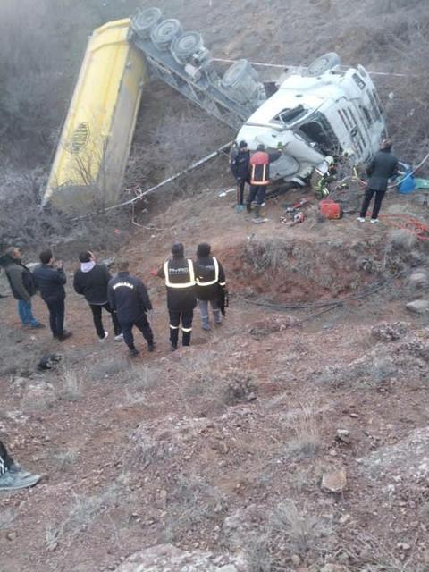 ANKARA'DA KONTROLDEN ÇIKAN TIR UÇURUMDAN YUVARLANDI: 1 ÖLÜ, 1 YARALI