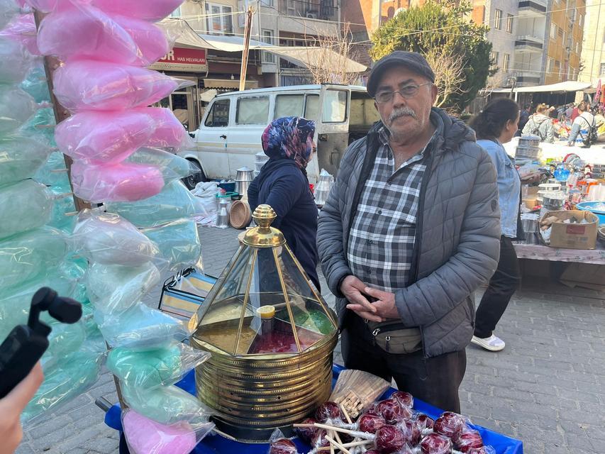 Aydın’ın Germencik ilçesinde yaşayan 63 yaşındaki Mehmet Göl ilçe ilçe dolaşıp pazarlarda elma şekeri ve macun satarak geçimini sağlıyor.