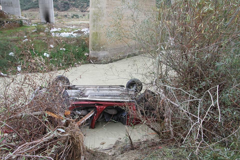 GEDİZ NEHRİ'NE UÇAN ARAÇTA 3 KİŞİ HAYATINI KAYBETTİ