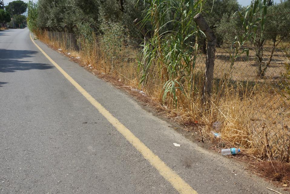 KIZILCAKÖY MAHALLESİ'NDE YOL KENARINA ATILAN ÇÖPLERE MAHALLE HAKLINDAN TEPKİ